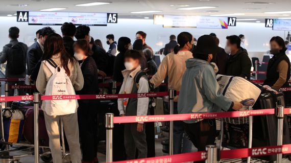 11일 서울 강서구 김포공항 국제선 출국장에서 일본으로 향하는 승객들이 탑승수속을 하고 있다. 코로나19 확산으로 중단됐던 한국인의 무비자 일본 관광이 2년 7개월여 만에 재개된다. 일본 정부가 코로나19를 이유로 중단했던 세계 68개 국가·지역에 대한 비자 면제 조치를 11일부터 재개하면서 한국인은 비자 없이 관광 등의 목적으로 최대 90일간 일본에 체류할 수 있다. 사진=서동일 기자