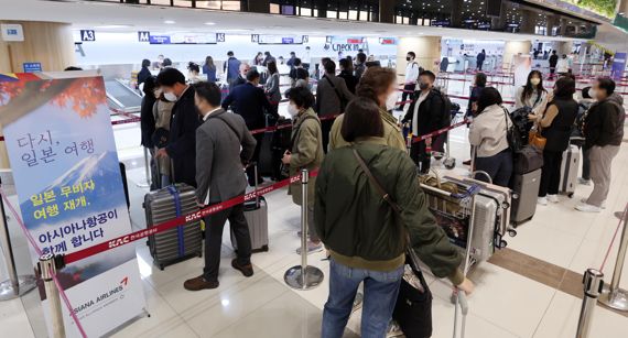 11일 서울 강서구 김포공항 국제선 출국장에서 일본으로 향하는 승객들이 탑승수속을 하고 있다. 코로나19 확산으로 중단됐던 한국인의 무비자 일본 관광이 2년 7개월여 만에 재개된다. 일본 정부가 코로나19를 이유로 중단했던 세계 68개 국가·지역에 대한 비자 면제 조치를 11일부터 재개하면서 한국인은 비자 없이 관광 등의 목적으로 최대 90일간 일본에 체류할 수 있다. 사진=서동일 기자