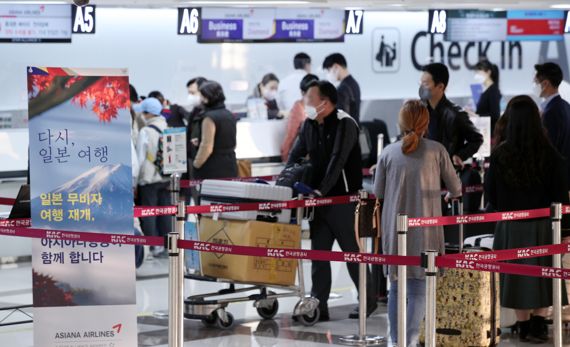 11일 서울 강서구 김포공항 국제선 출국장에서 일본으로 향하는 승객들이 탑승수속을 하고 있다. 코로나19 확산으로 중단됐던 한국인의 무비자 일본 관광이 2년 7개월여 만에 재개된다.<div id='ad_body2' class='ad_center'></div> 일본 정부가 코로나19를 이유로 중단했던 세계 68개 국가·지역에 대한 비자 면제 조치를 11일부터 재개하면서 한국인은 비자 없이 관광 등의 목적으로 최대 90일간 일본에 체류할 수 있다. 사진=서동일 기자