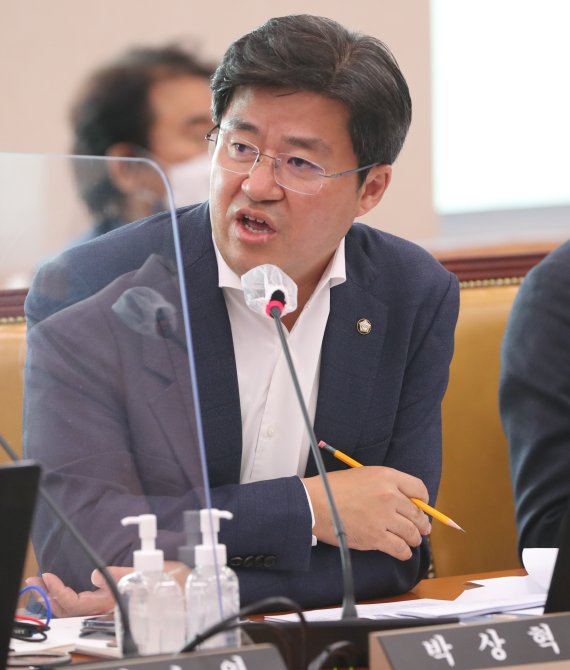 박상혁 더불어민주당 의원이 7일 서울 여의도 국회에서 열린 국토교통위원회의 한국도로공사, 한국교통안전공단, 한국도로공사서비스에 대한 국정감사에서 김진숙 전 한국도로공사 사장의 퇴진 관련 질의를 하고 있다. 2022.10.7/뉴스1 ⓒ News1 허경 기자