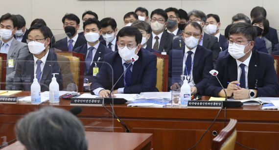 이원태(가운데) 한국인터넷진흥원장이 11일 서울 여의도 국회에서 열린 과학기술정보방송통신회의 정보통신산업진흥원, (부설)소프트웨어정책연구소, 한국인터넷진흥원, 한국방송통신전파진흥원, 한국지능정보사회진흥원, 한국데이터산업진흥원에 대한 국정감사에서 의원들의 질의에 답하고 있다. 사진=박범준 기자