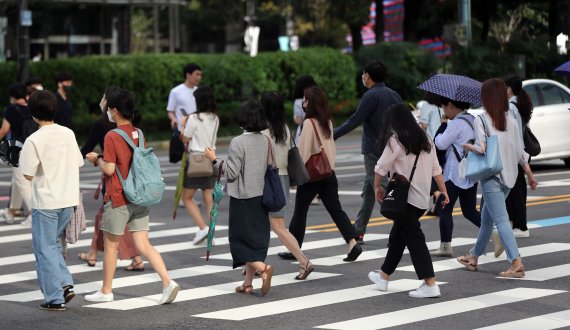 서울 광화문 사거리에서 네거리에서 출근길 시민들이 발걸음을 옮기고 있다. /뉴스1 ⓒ News1 황기선 기자