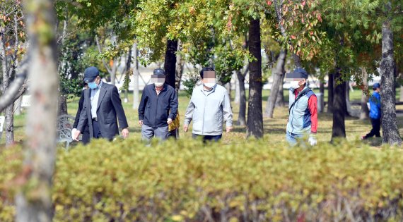 [광주=뉴시스] 노인들이 야외공원에서 산책을 하고 있다. photo@newsis.com