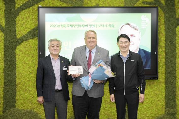 순천만국제정원박람회조직위원회는 인요한 세브란스병원 국제진료소 센터장을 2023순천만국제정원박람회 홍보대사로 위촉했다고 11일 밝혔다.(사진 왼쪽부터)천제영 조직위 사무총장, 인요한 박사, 노관규 조직위 이사장(순천시장)이 위촉식 후 기념촬영을 하고 있다. 사진=순천시 제공