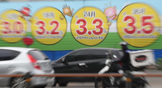 12일 오전 경기도 수원시의 한 공사현장 외벽에 은행 금리 안내문이 붙어 있다. 한국은행은 13일 금융통화위원회 정례회의에서 사상 처음으로 빅스텝(기준금리 0.5%p인상)을 단행할 전망이다. 2022.7.12/뉴스1 ⓒ News1 김영운 기자