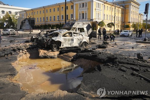 키이우에 가해진 미사일 공격으로 불탄 자동차들 (AP Photo/Efrem Lukatsky)