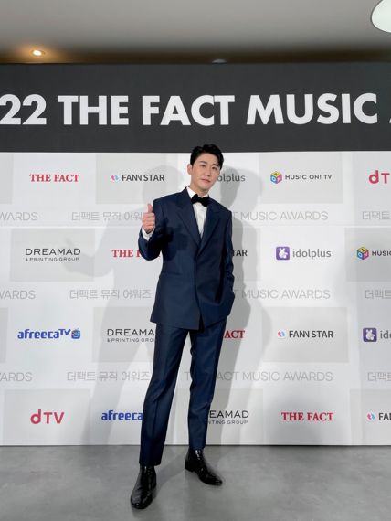 영탁, '더팩트 뮤직어워즈' 팬앤스타 엔젤앤스타상 수상