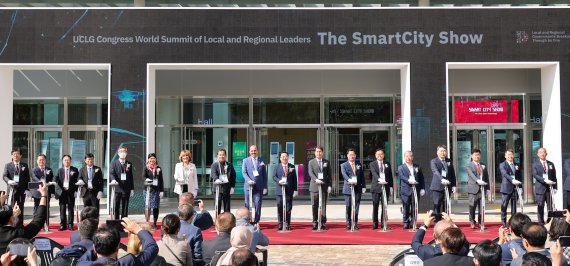 [대전=뉴시스] 조명휘 기자 = 2022 대전 세계지방정부연합(UCLG)총회 '스마트시티 쇼' 개막식이 11일 대전컨벤션센터 제2전시장에서 열리고 있다. (사진= 대전시 제공) 2022.10.11. photo@newsis.com *재판매 및 DB 금지
