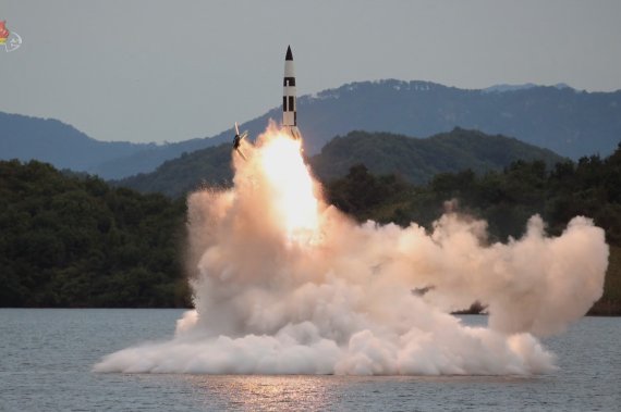 김정은 북한 국무위원장이 지난달 25일부터 이달 9일까지 인민군 전술핵운용부대 등의 군사훈련을 지도했다고 11일 보도했다. 사진은 저수지에서 잠수함발사탄도미사일(SLBM)을 발사하는 모습. 사진=조선중앙TV 캡처