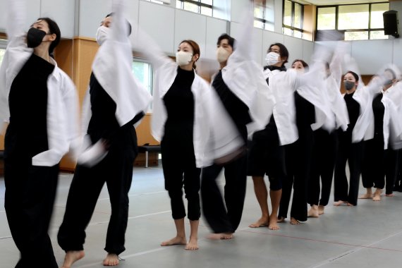 [서울=뉴시스] 박진희 기자 = 국립무용단 신작 '2022 무용극 호동' 주요 장면 시연을 11일 서울 중구 국립극장 국립무용단 연습실에서 하고 있다. 2022.10.11. pak7130@newsis.com