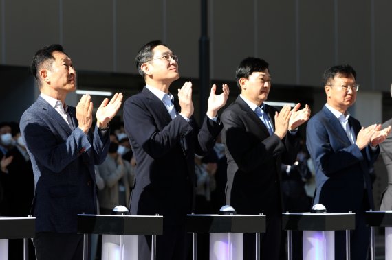 지난 11일 세계 최대 바이오의약품 생산 시설인 삼성바이오로직스 제4공장 준공식에 참석한 이재용 부회장(왼쪽 두번째) 모습 /삼성전자 제공