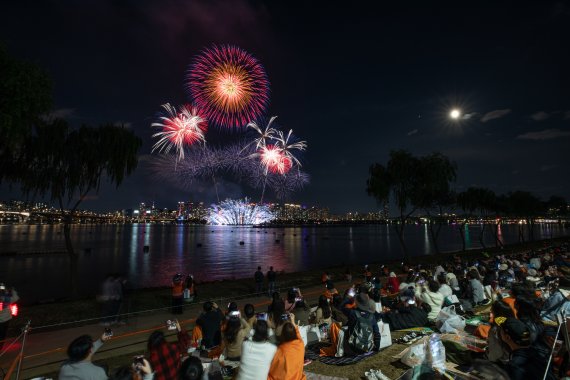 8일 오후 서울 여의도 한강공원 일대에서 열린 ‘2022 서울세계불꽃축제’에서 화려한 불꽃들이 밤하늘을 수놓고 있다. ⓒ News1