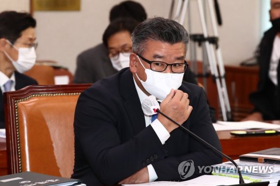 유병호, '문자 처음 보냈나' 질문에 "답변드리지 않겠다"(종합)