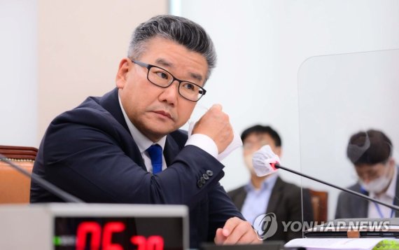 마스크 벗는 유병호 감사원 사무총장 마스크 벗는 유병호 감사원 사무총장 (서울=연합뉴스) 백승렬 기자 = 유병호 감사원 사무총장이 11일 서울 여의도 국회 법제사법위원회에서 열린 감사원에 대한 국정감사에서 의원들의 질의에 답변하기 위해 마스크를 벗고 있다. 2022.10.11 [국회사진기자단] srbaek@yna.co.kr (끝)