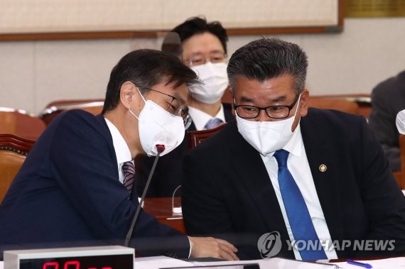 대화하는 최재해 감사원장과 유병호 감사원 사무총장 대화하는 최재해 감사원장과 유병호 감사원 사무총장 (서울=연합뉴스) 이정훈 기자 = 최재해 감사원장과 유병호 감사원 사무총장이 11일 국회 법제사법위원회에서 열린 감사원에 대한 국정감사에서 대화하고 있다. 2022.10.11 [국회사진기자단] uwg806@yna.co.kr (끝)