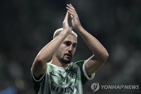 멀티골 터뜨린 오메르 아트질리 Maccabi's Omer Atzili applauds as he leaves the pitch during the Champions League soccer match between Maccabi Haifa and Juventus at Sammy Ofer stadium, in Haifa, Israel, Tuesday, Oct. 11, 2022. (AP Photo/Ariel Schalit)