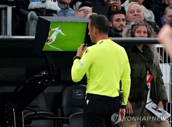 고메스 파울 장면 돌려보는 주심 Soccer Football - Champions League - Group G - FC Copenhagen v Manchester City - Parken, Copenhagen, Denmark - October 11, 2022 Referee Artur Soares Dias checks he VAR screen before showing Manchester City's Sergio Gomez a red card Liselotte Sabroe/Ritzau Scanpix via REUTERS ATTENT