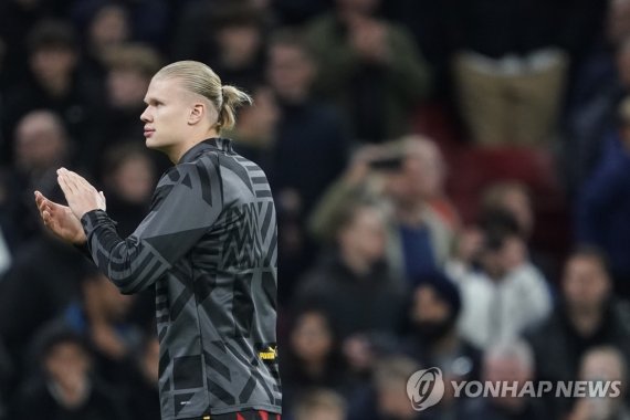 경기 못 나온 홀란 epa10236825 Manchester City's Erling Haaland after the group G Champions League soccer match between FC Copenhagen and Manchester City FC in Copenhagen, Denmark, 11 October 2022. EPA/Liselotte Sabroe DENMARK OUT