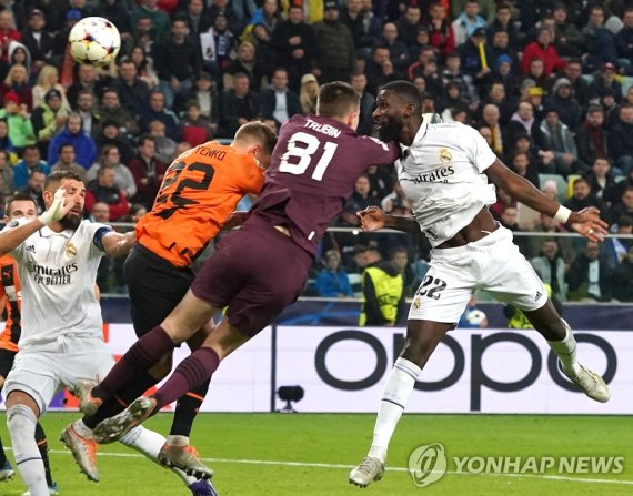 안토니오 뤼디거의 동점골 장면 Real Madrid's German defender Antonio Rudiger (R) scores the 1-1 goal Shakhtar Donetsk's Ukrainian goalkeeper Anatoliy Trubin (2nd R) and Shakhtar Donetsk's Ukrainian defender Mykola Matviyenko (3rd R) try to stop the ball during the UEFA Champions League group F football match Shak