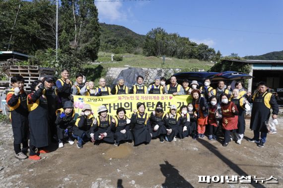 이동환 고양특례시장-고양시 불교자원봉사단 ‘천수천안’ 11일 연탄나누기 봉사 진행. 사진제공=고양시