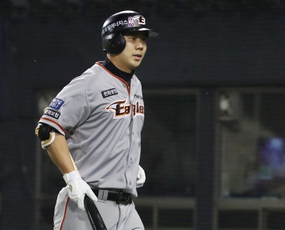 [서울=뉴시스] 조수정 기자 = 9일 오후 서울 송파구 잠실야구장에서 열린 2022 신한은행 SOL KBO리그 한화와 두산 경기, 7회초 2사 1,2루 한화 김인환이 스리런포를 날린 뒤 더그아웃으로 들어서고 있다. 2022.06.09. chocrystal@newsis.com