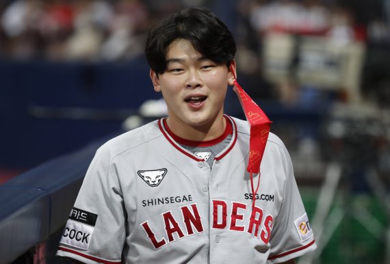 [서울=뉴시스] 정병혁 기자 = 4일 서울 구로구 고척스카이돔에서 열린 2022 KBO 리그 키움 히어로즈 대 SSG 랜더스의 경기에 앞서 SSG 전의산이 동료와 대화를 나누고 있다. 2022.08.04. jhope@newsis.com