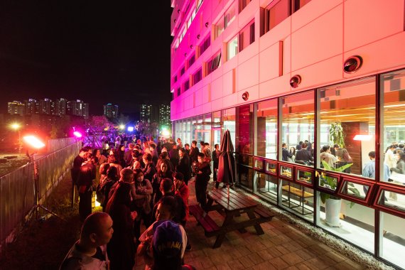 영화진흥위원회가 부산국제영화제 기간 영화의전당 바로 옆에 마련한 신사옥을 영화인들에게 공개하는 '부산 K-Movie Night(한국영화의 밤)' 행사를 가졌다.