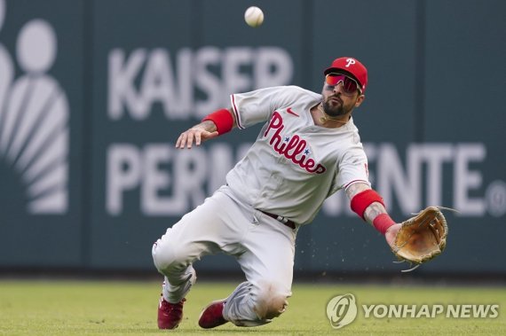 9회 슬라이딩으로 타구 잡는 필라델피아 닉 카스테야노스 Philadelphia Phillies right fielder Nick Castellanos (8) makes a diving catch against Atlanta Braves catcher William Contreras during the ninth inning in Game 1 of a National League Division Series baseball game, Tuesday, Oct. 11, 2022, in Atlanta. The Philadelphia Phi