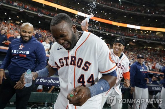 축하받는 알바레스 Houston Astros designated hitter Yordan Alvarez (44) celebrates with teammates after his three-run, walkoff home run against the Seattle Mariners during the ninth inning in Game 1 of an American League Division Series baseball game in Houston,Tuesday, Oct. 11, 2022. (AP Photo/David J. Phil