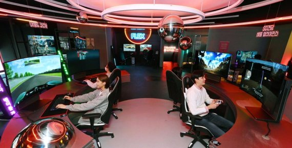 올레드 플렉스로 게임을…LG전자, 강남에 '금성오락실' 오픈 LG전자가 벤더블 게이밍 올레드 TV 'LG 올레드 플렉스(FLEX)' 본격 출시를 앞두고 F·U·N한 고객 경험 전달을 위한 금성오락실 시즌3을 운영한다. 사진은 모델들이 시청환경에 맞춰 자유롭게 화면을 구부렸다 펼 수 있는 LG 올레드 플렉스로 게임을 즐기고 있는 모습. [LG전자 제공. 재판매 및 DB 금지]