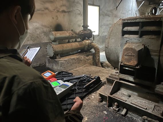 강원랜드 탄광문화공원(가칭) 조성을 위해 압축기의 부식 및 균열 진행의 원인과 정도를 측정하고 있다. /사진=강원랜드