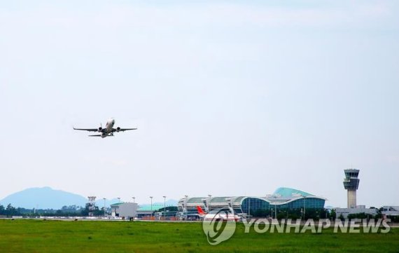 무안국제공항 무안국제공항 내달 베트남·태국·몽골 전세기 운항 (무안=연합뉴스) 전남 무안국제공항이 2년 4개월 만에 국제선 운항을 시작한다. 16일 무안군과 지역 전세기 여행사에 따르면 7월 중 베트남 다낭, 나트랑, 달랏 노선과 태국 방콕 그리고 몽골 울란바토르 노선이 순차적으로 재개된다. 사진은 무안국제공항. 2022.6.16 [무안군 제공·재판매 및 DB 금지] photo@yna.co.kr (끝)