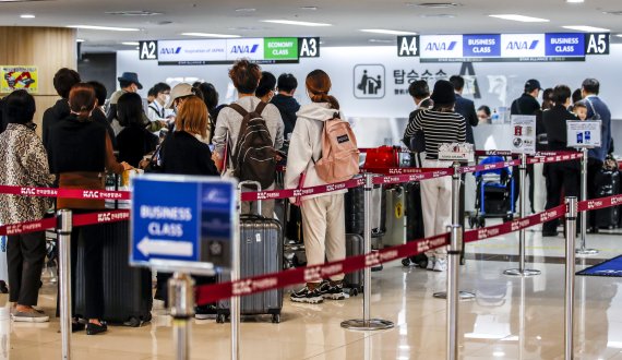 무비자 일본 관광이 재개된 지난 11일 오전 서울 강서구 김포국제공항 국제선 출국장을 찾은 여행객들이 일본으로 향하는 항공기의 탑승수속을 밟고 있다. 사진=뉴시스