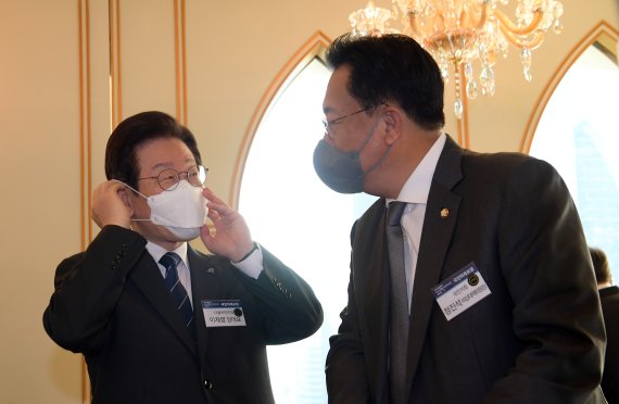 정진석 국민의힘 비상대책위원장과 이재명 더불어민주당 대표가 12일 서울 여의도 국민일보 빌딩 컨벤션홀에서 대한민국, 길을 묻다 : 도전과 전환을 주제로 열린 '2022 국민미래포럼'에서 만나 대화를 나누고 있다. 2022.10.12/뉴스1 ⓒ News1 국회사진취재단