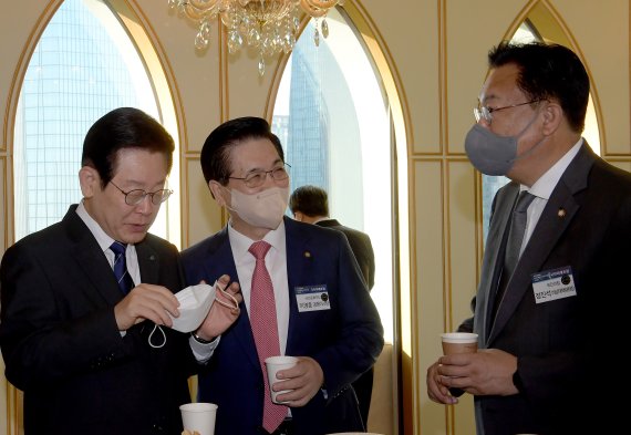 이재명 더불어민주당 대표(왼쪽부터)와 이영훈 여의도순복음교회 담임목사, 정진석 국민의힘 비상대책위원장이 12일 서울 여의도 국민일보 빌딩 컨벤션홀에서 대한민국, 길을 묻다 : 도전과 전환을 주제로 열린 '2022 국민미래포럼' 행사에 앞서 환담을 나누고 있다. 2022.10.12/뉴스1 ⓒ News1 국회사진취재단