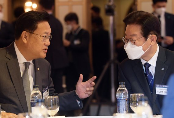 정진석 국민의힘 비상대책위원장과 이재명 더불어민주당 대표가 12일 서울 여의도 국민일보 빌딩 컨벤션홀에서 대한민국, 길을 묻다 : 도전과 전환을 주제로 열린 '2022 국민미래포럼'에서 대화하고 있다. 2022.10.12/뉴스1 ⓒ News1 국회사진취재단