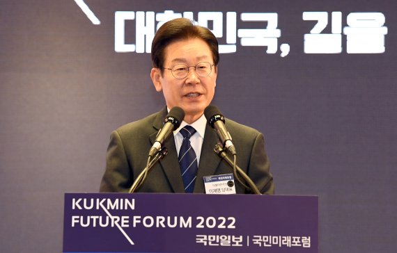 이재명 더불어민주당 대표가 12일 서울 여의도 국민일보 빌딩 컨벤션홀에서 대한민국, 길을 묻다 : 도전과 전환을 주제로 열린 '2022 국민미래포럼'에 참석해 축사를 하고 있다. 2022.10.12/뉴스1 ⓒ News1 국회사진취재단