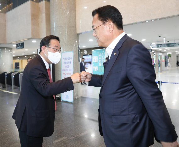 정진석 국민의힘 비상대책위원장이 11일 서울 여의도 국회 의원회관에서 열린 '반도체 인력양성의 대전환! 강원도가 시작합니다' 토론회 축사를 마친 뒤 나오며 주호영 원내대표와 인사하고 있다. 2022.10.11/뉴스1 ⓒ News1 허경 기자