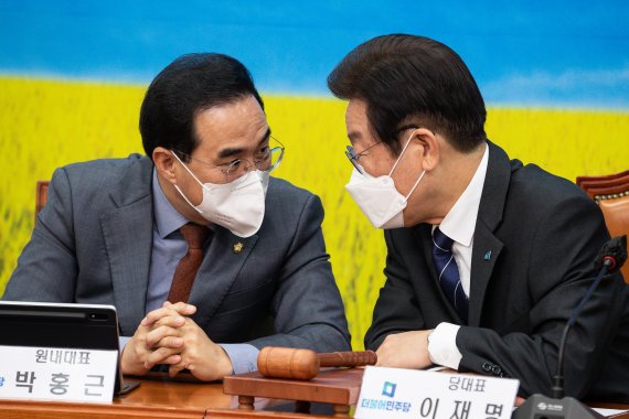 이재명 더불어민주당 대표(오른쪽)와 박홍근 원내대표가 12일 서울 여의도 국회에서 열린 최고위원회의 및 국민발언대 '쌀값 정상화'편에서 대화를 나누고 있다. 2022.10.12/뉴스1 ⓒ News1 유승관 기자