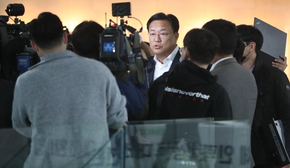 정진석 국민의힘 비상대책위원장이 11일 서울 여의도 국회 의원회관에서 열린 '반도체 인력양성의 대전환! 강원도가 시작합니다' 토론회 축사를 마친 뒤 취재진의 질의에 답하고 있다. 2022.10.11/뉴스1 ⓒ News1 허경 기자