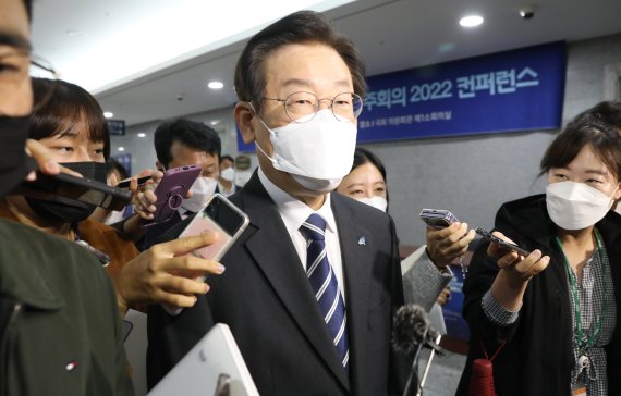 이재명 더불어민주당 대표가 10일 서울 여의도 국회 의원회관에서 열린 세계한인민주회의 2022 컨퍼런스를 마친 뒤 이동하며 취재진의 질문을 받고 있다. 이 대표는 '한미일 군사훈련을 하면 일본 자위대를 정식 군대를 인정하는 것', '왜 하필 독도 근처에 와서 한미일 군사훈련을 하느냐'고 지적한 바 있다. 2022.10.10/뉴스1 ⓒ News1 허경 기자