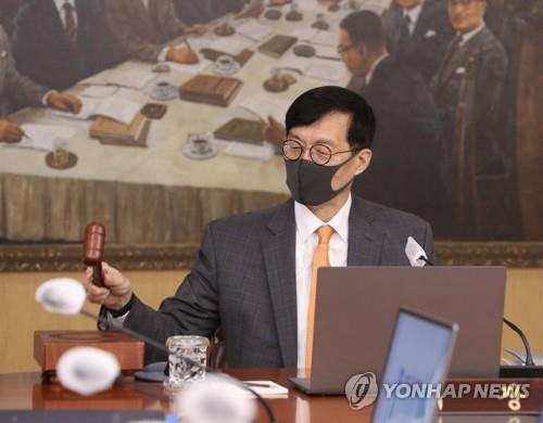 이창용 한국은행 총재가 지난 12일 오전 서울 중구 한국은행에서 열린 금융통화위원회 정기회의에서 의사봉을 두드리고 있다. /연합뉴스