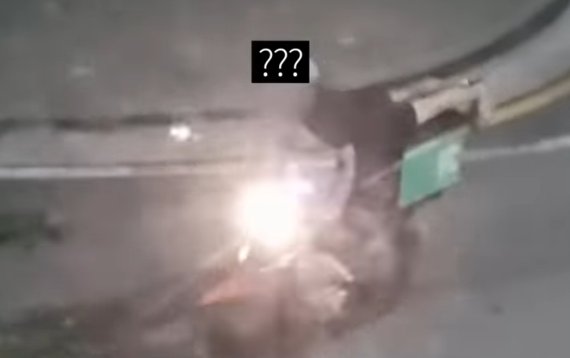 배달통에 엎드린 상태로 핸들을 잡고 운전하는 배달원. (유튜브 '딸배헌터' 갈무리)