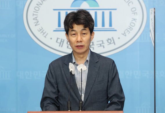  "윤건영, 수령님께 충성"..김문수 "그런 측면도 있다" 발언에 국감 현장 고성