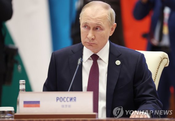 푸틴 러시아 대통령 SAMARKAND, UZBEKISTAN - SEPTEMBER 16, 2022: Russia's President Vladimir Putin takes part in the 22nd Summit of the SCO Council of Heads of State at the Samarkand Tourist Centre. Sergei Bobylev/TASS