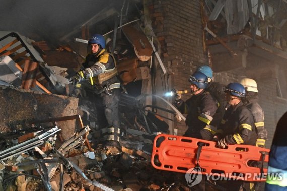 '러시아 폭격' 우크라 자포리자서 작업 중인 구조대원들 '러시아 폭격' 우크라 자포리자서 작업 중인 구조대원들 (자포리자 로이터=연합뉴스) 10일(현지시간) 러시아의 미사일 공습으로 파괴된 우크라이나 자포리자주 거주지의 한 건물에서 구조대원들이 작업을 하고 있다. 러시아는 크림대교 폭발에 대한 보복으로 이날 오전 우크라이나 수도 키이우를 비롯한 도시 곳곳에 미사일을 폭격했다. 2022.10.11 ddy04002@yna.co.kr (끝)