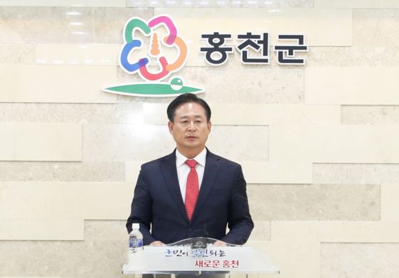 12일 신영재 홍천군수는 민선 8기 출범 100일을 맞아 이날 기자브리핑에서 “홍천 철도시대’를 대비하고, 강원특별자치도 시대에 맞춰 새로운 홍천의 미래전략 수립.”을 밝혔다. 사진=홍천군 제공