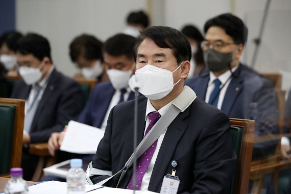 이정선 광주시교육감이 12일 오후 광주 북구 전남대학교 대학본부 1층 대회의실에서 광주시교육청, 전남도교육청 등을 대상으로 열린 국회 교육위원회 국정감사에 출석해 감사를 지켜보고 있다. 2022.10.12/뉴스1 ⓒ News1 이승현 기자