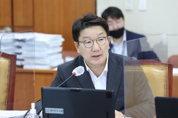 권성동 국민의힘 의원이 11일 오후 서울 여의도 국회에서 열린 과학기술정보방송통신위원회의 정보통신산업진흥원, (부설)소프트웨어정책연구소, 한국인터넷진흥원, 한국방송통신전파진흥원, 한국지능정보사회진흥원, 한국데이터산업진흥원에 대한 국정감사에서 질의하고 있다. 2022.10.11/뉴스1 ⓒ News1 조태형 기자