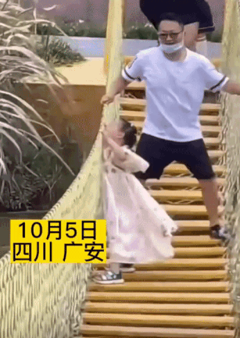 한 남성이 딸을 겁주기 위해 출렁다리를 세차게 흔드는 모습. 결국 어린 딸은 아래 설치된 그물망으로 추락했다. 출처=웨이보
